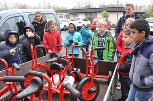 Schüler der Unterstufe freuen sich über neue Dreiräder